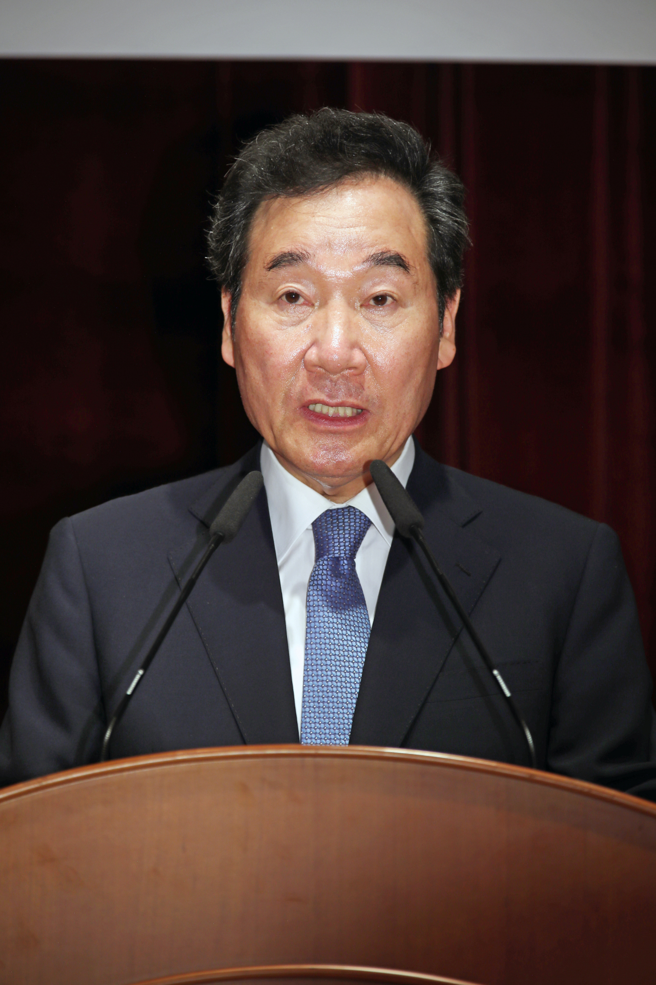 이낙연 국무총리가 5일 정부서울청사에서 강원도 동해안지역 산불진화 유공자 포상식에서 격려사를 하고 있다. ［연합］