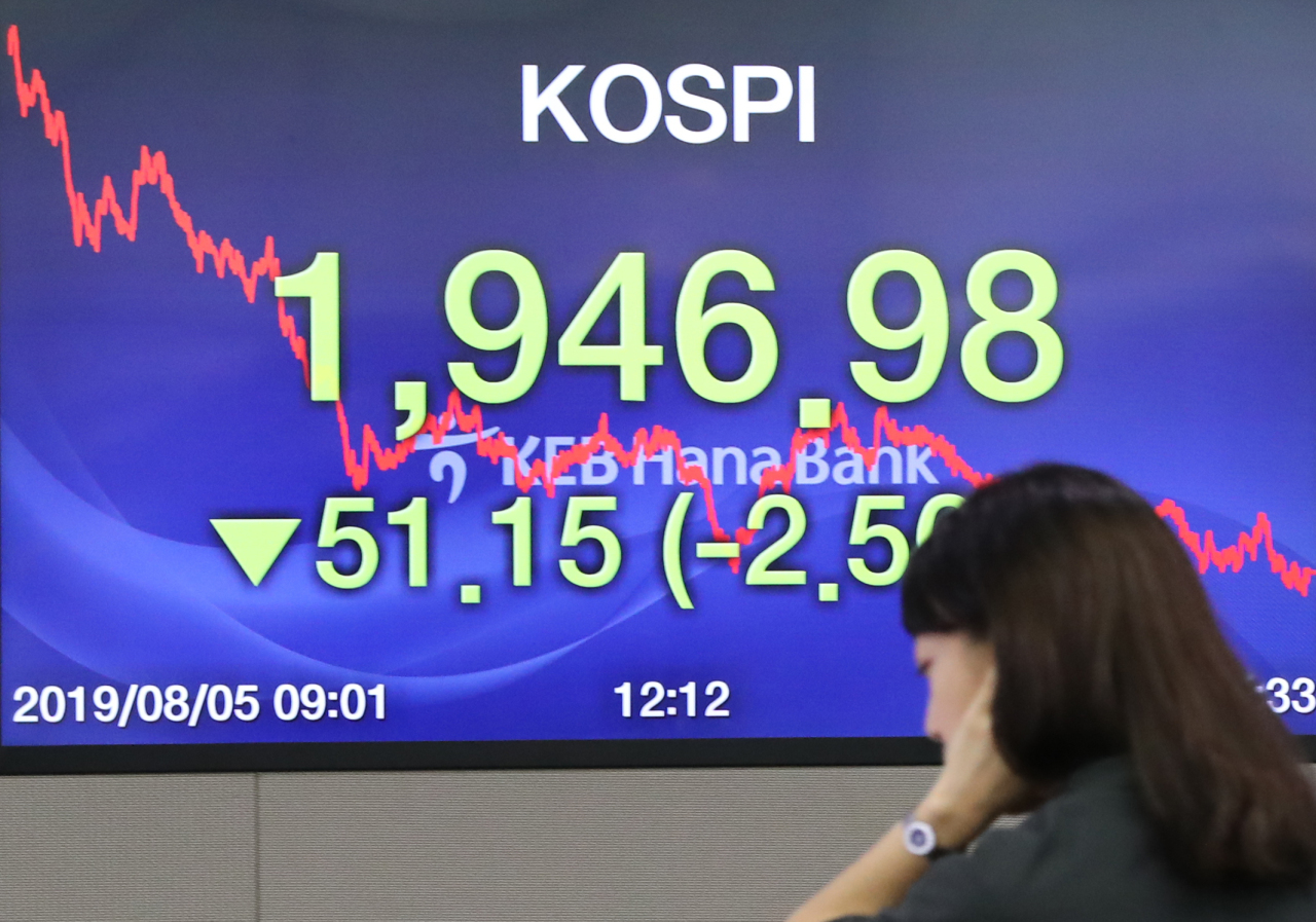 An electronic index board at the dealing room of KEB Hana Bank headquarters in central Seoul shows the Kospi prices. (Yonhap)