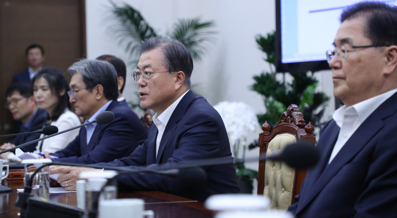문재인 대통령이 5일 오후 청와대에서 수석·보좌관 회의를 주재하고 있다. 연합뉴스