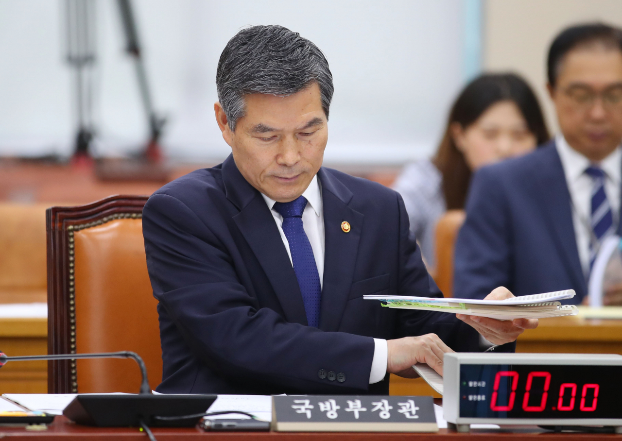 정경두 장관이 5일 국회에서 열린 국방위원회 전체회의에서 답변하고 있다.[연합]