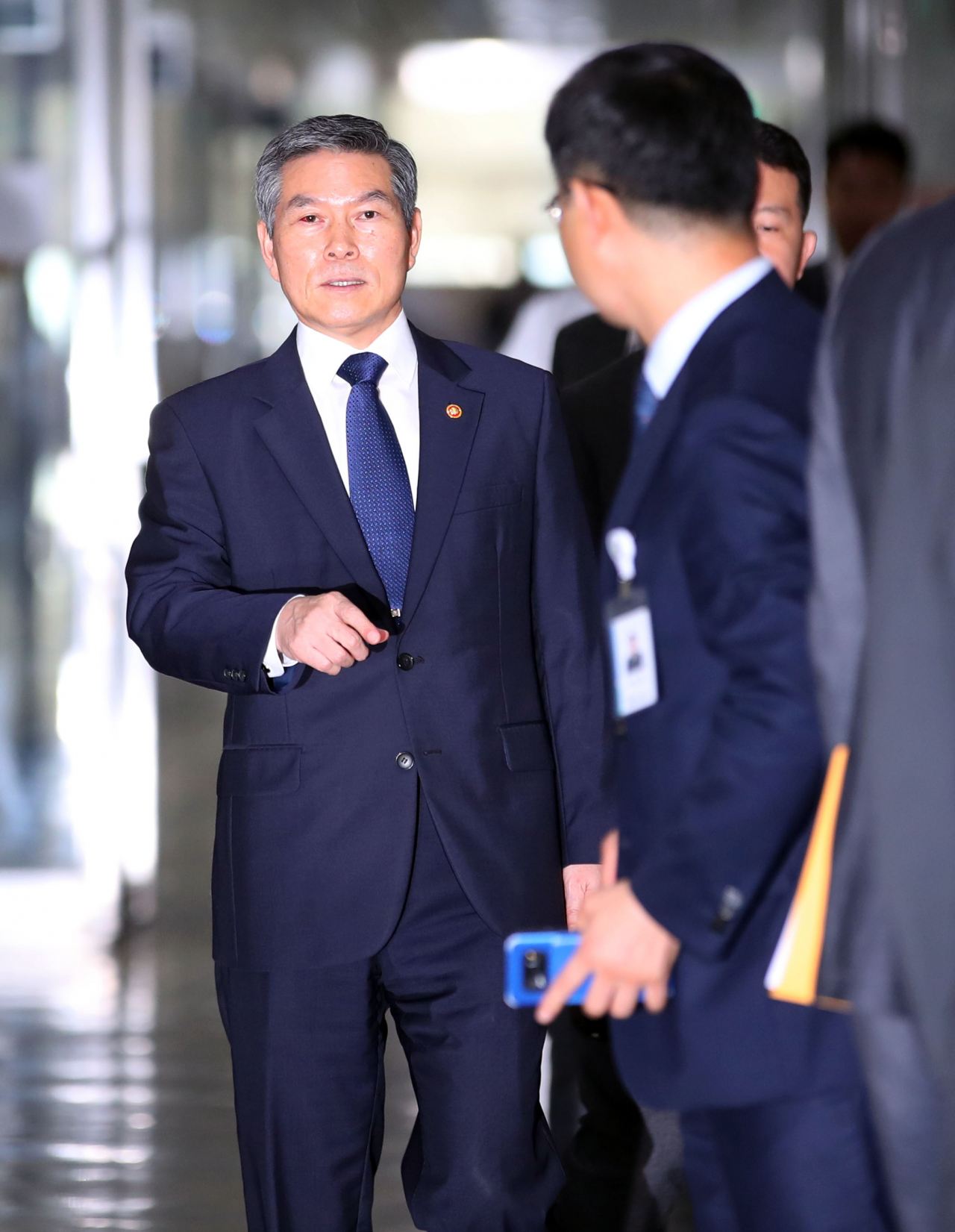 정경두 국방부 장관이 5일 여의도 국회에서 열리는 국방위원회 전체회의에 앞서 관계자와 대화하고 있다. 연합뉴스