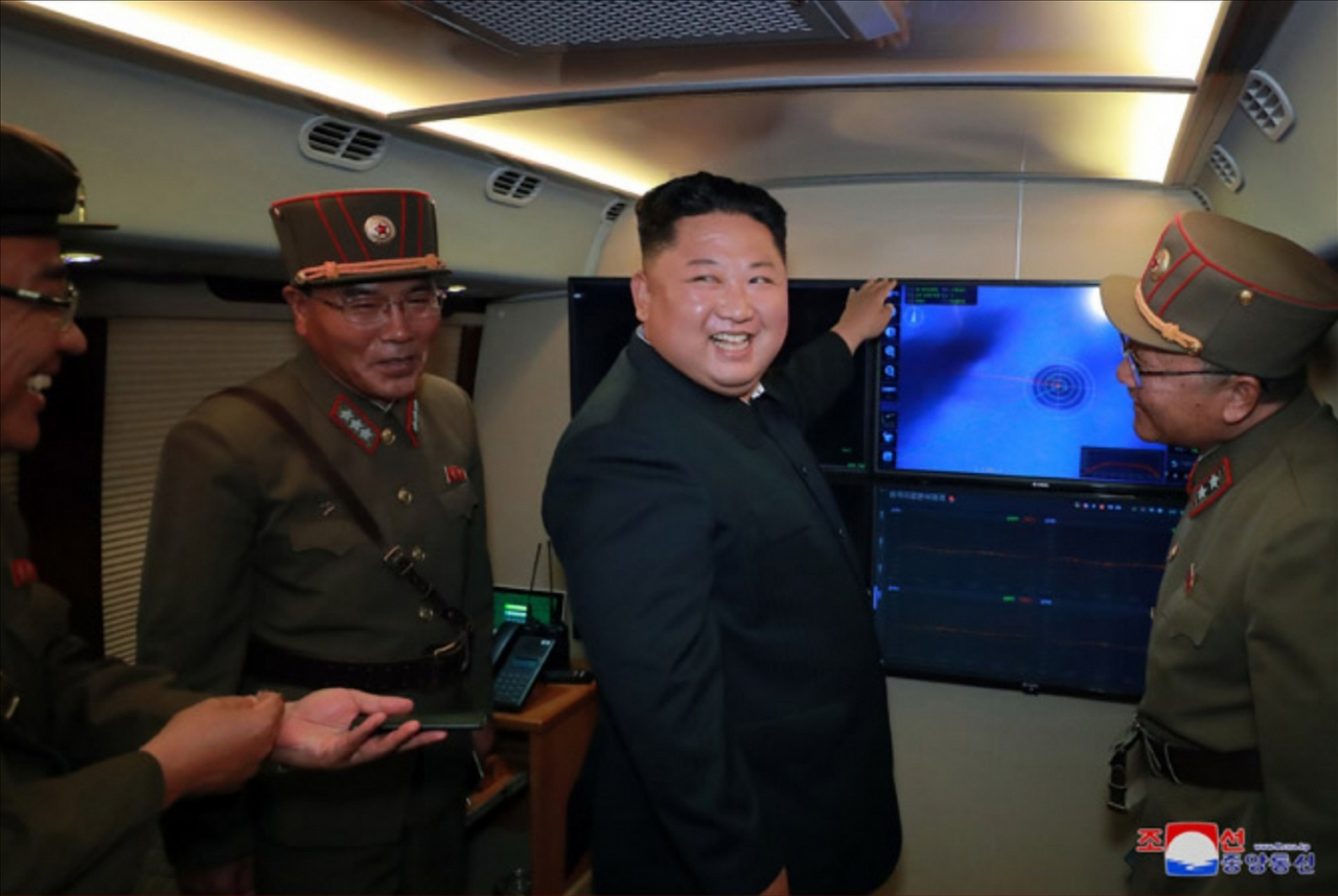 북한이 지난 2일 김정은 국무위원장의 지도 하에 '신형 대구경조종방사포 시험사격'을 다시 했다고 조선중앙통신이 3일 보도하며 공개한 사진. 사진은 중앙통신 홈페이지에 공개된 김 위원장의 시험사격 지도 모습. [국내에서만 사용가능. 재배포 금지. For Use Only in the Republic of Korea. No Redistribution] 연합뉴스