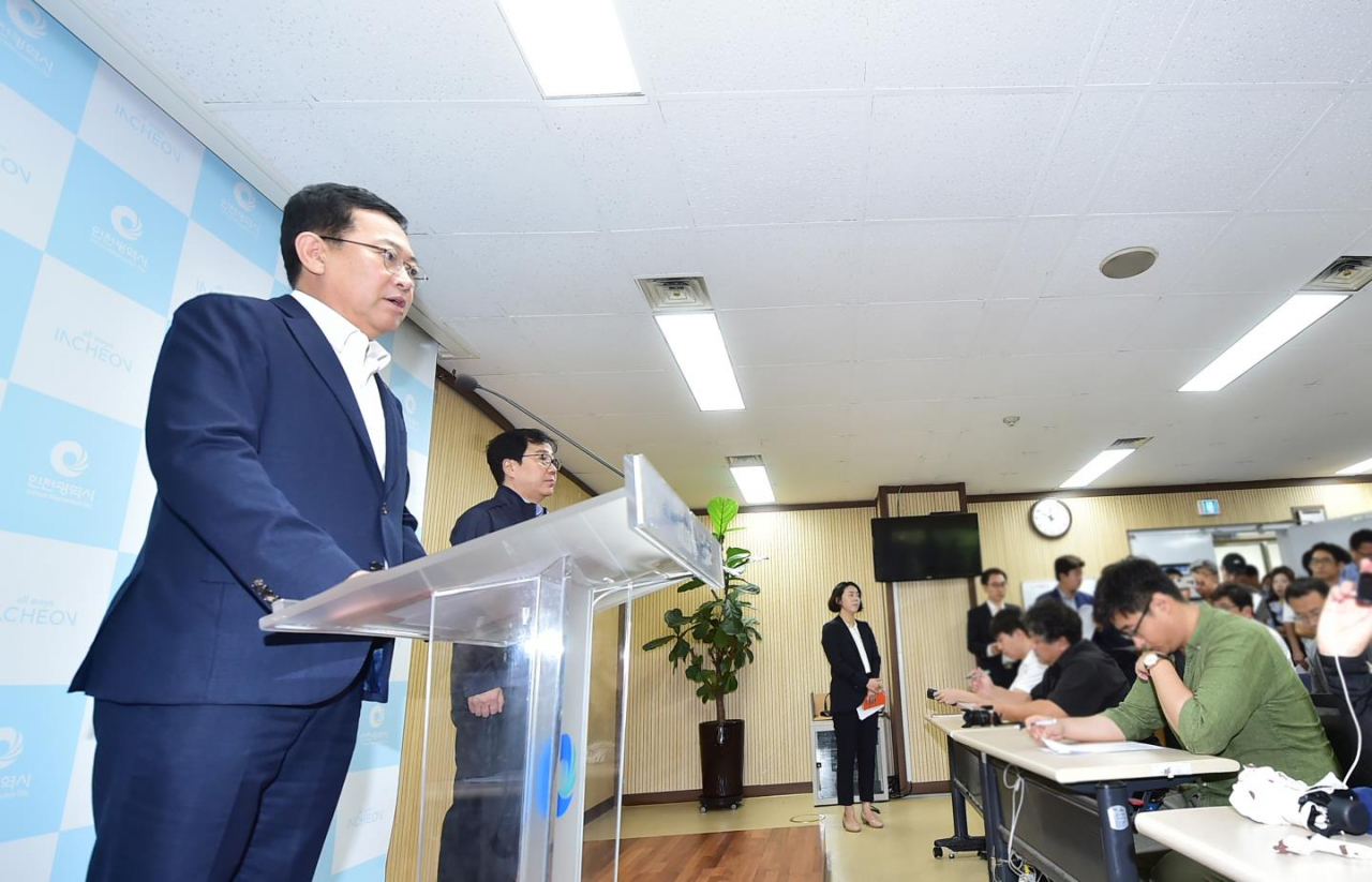 박남춘 인천광역시장이 5일 시청 기자회견실에서 수질회복과 보상협의 계획 발표에 따른 인천시 입장을 발표하고 있다.