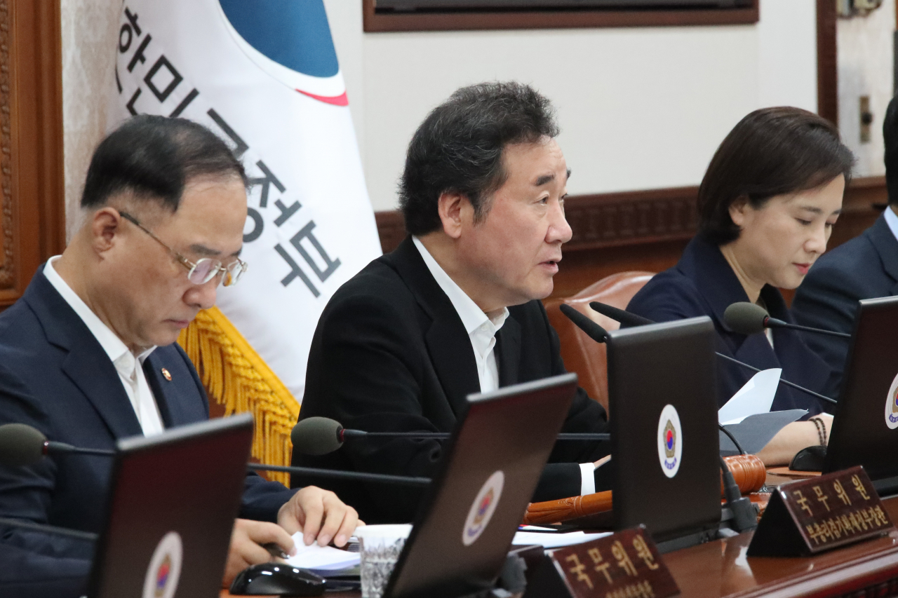 이낙연(가운데) 국무총리가 3일 오전 정부서울청사에서 열린 임시국무회의에서 모두 발언하고 있다. ［연합］