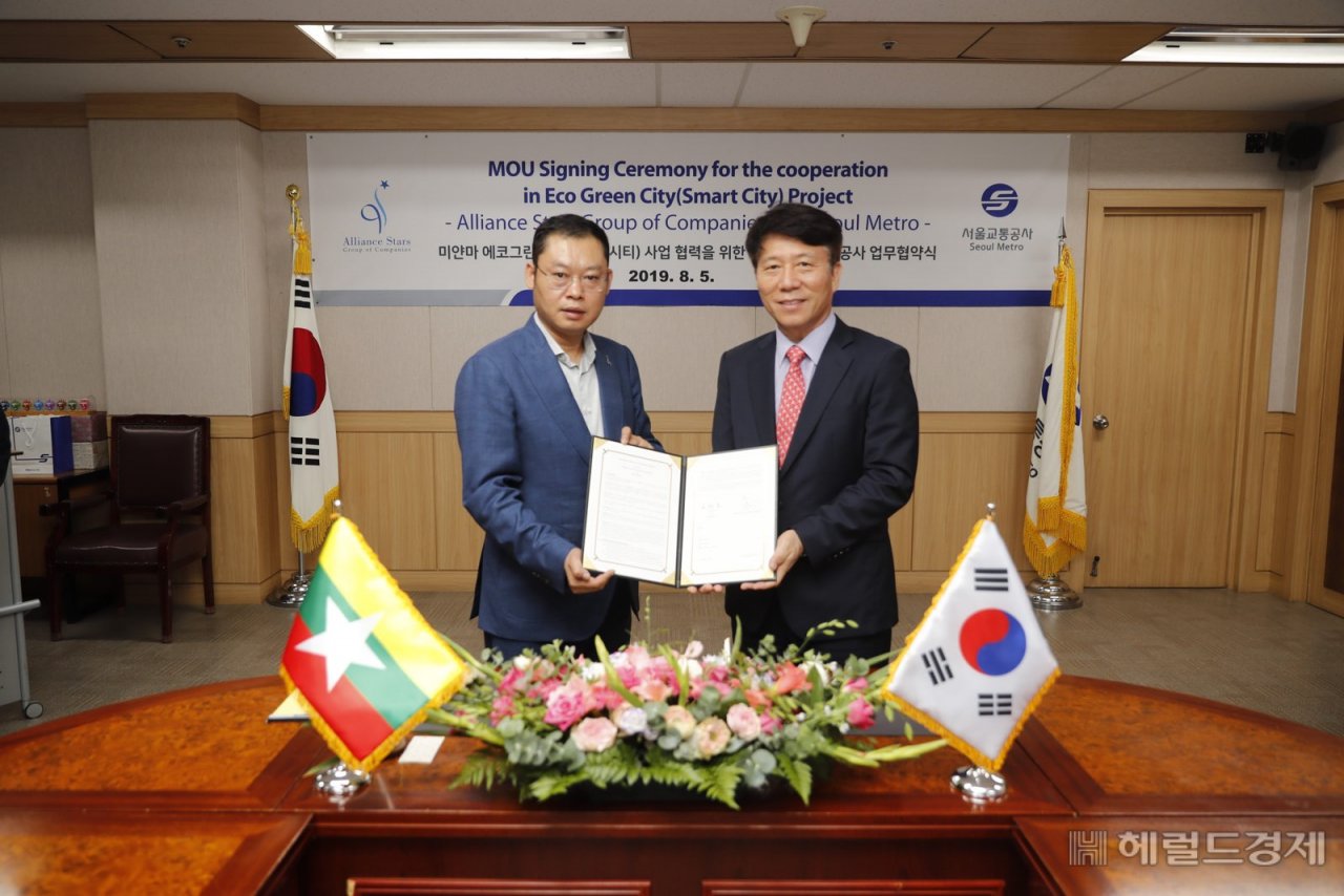 김태호(오른쪽) 서울교통공사 사장과 스티븐 추 ASG 회장이 협약 체결후 기념촬영을 하고 있다. [서울교통공사]
