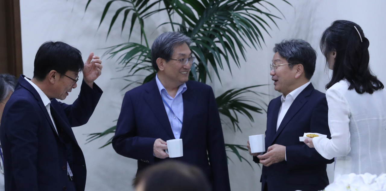 노영민 비서실장 등이 5일 청와대에서 열린 수석·보좌관 회의 전에 대화하고 있다. 왼쪽부터 김상조 정책실장, 노 비서실장, 강기정 정무수석, 김외숙 인사수석. [연합]