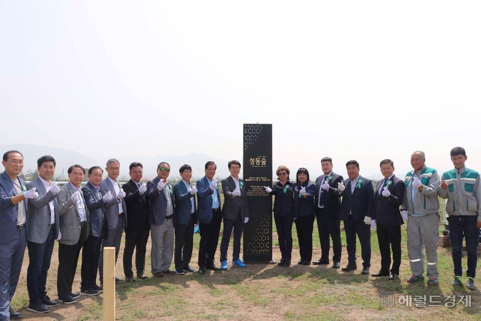 정원오 서울 성동구청장을 비롯 경제, 체육, 직능단체 등 각 분야 주민대표로 구성된 성동구 대표단이 바이양걸구를 방문, 지역 구민들과 함께 ‘성동숲’ 조성 기념식 및 기념식수 후 기념촬영을 하고 있다. [성동구]
