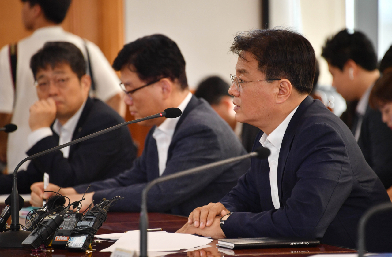미국이 중국을 환율조작국으로 지정하고 국내외 금융·외환시장 불안이 고조된 6일 오전 방기선(오른쪽) 기획재정부 차관보가 서울 중구 은행연합회에서 '관계기관 합동점검반 회의'를 주재하고 있다. 이날 회의에서 정부는 시장상황을 엄중하게 모니터링하면서 과도한 시장불안 시 컨틴전시 플랜에 따라 신속·단호히 대처하겠다고 밝혔다. [기획재정부 제공]