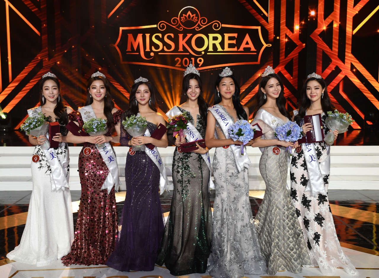 2019 미스코리아 선발대회 입상자 7명 전원이 오는 10월 일본 기업 주최로 일본에서 열리는 2019 미스 인터내셔널 대회에 불참하기로 지난 5일 결정했다. 지난 7월 11일 서울 동대문구 경희대 평화의전당에서 열린 올해 미스코리아 선발대회가 끝난 뒤 기념촬영 중인 입상자들. 왼쪽부터 미(美) 이다현·이혜주·신윤아, 진(眞) 김세연, 선(善) 우희준·이하늬, 미 신혜지. [미스코리아 운영본부 제공]