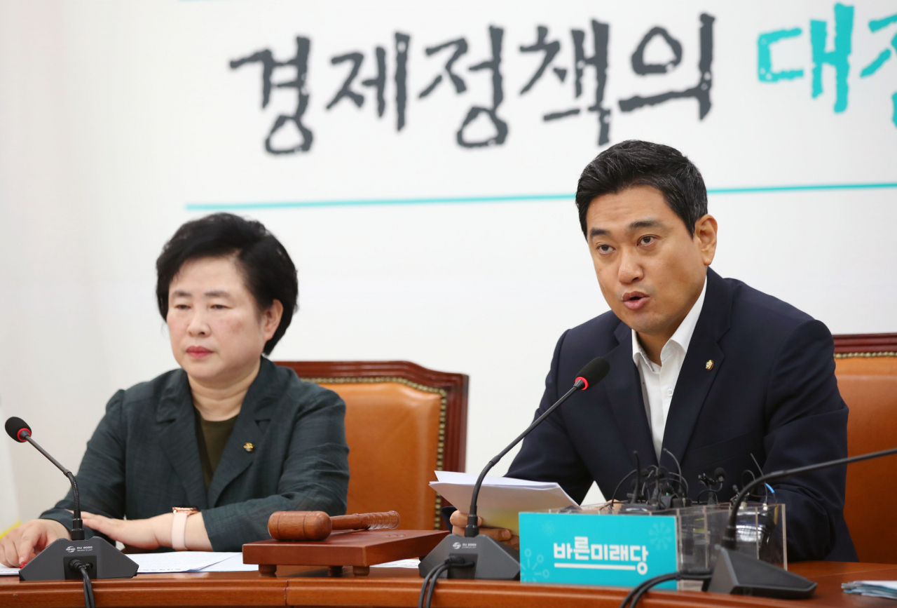 오신환 바른미래당 원내대표(오른쪽)가 6일 여의도 국회에서 열린 제53차 원내대책회의에서 발언하고 있다. [연합]