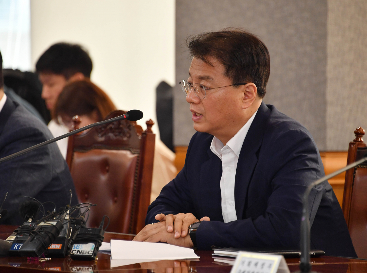 방기선 기획재정부 차관보가 6일 서울 중구 은행연합회에서 '관계기관 합동점검반 회의'를 주재, 모두말씀을 하고 있다. 그는 이 자리서 최근 한국 경제 불안과 관련해 "정부는 엄중한 상황인식을 갖고 관계기관과 함께 시장 동향을 예의주시할 것"이라고 밝혔다. 이어 "과도한 시장 불안은 적극적으로 대응해 나가겠다"고 말했다. [기획재정부 제공]