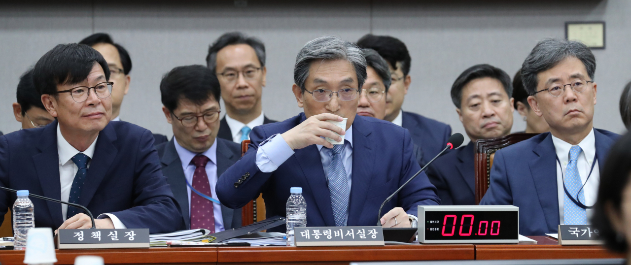 노영민 대통령 비서실장 등이 6일 오전 국회에서 열린 운영위원회 전체회의에 참석하고 있다. 왼쪽부터 김상조 정책실장, 노 비서실장, 김현종 안보실 2차장. [연합]