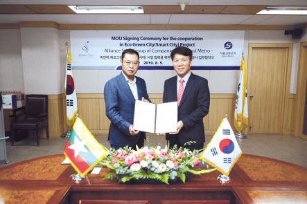김태호(오른쪽) 서울교통공사 사장과 스티븐 추 ASG 회장이 협약 체결후 기념촬영을 하고 있다.  [서울교통공사 제공]