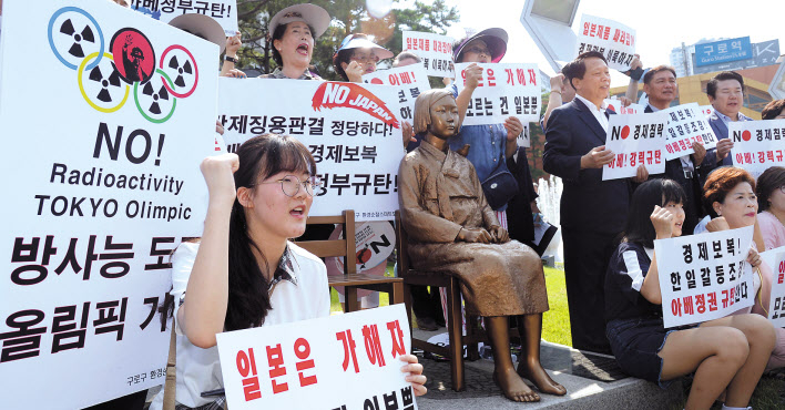 6일 오전 서울 구로역 광장에서 열린 일본 경제침략 규탄 결의대회에서 시민들이 소녀상 주위를 둘러싸고 일본 아베 정부를 강력 규탄하고 있다. 박해묵 기자/mook@