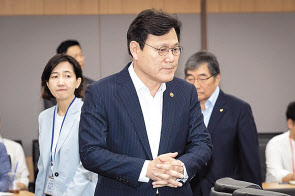 최종구 금융위원장이 지난 3일 정부서울청사 금융위원회에서 정책금융기관·은행 관계자들과 일본 수출 규제 대응 간담회를 하려고 회의실에 들어서고 있다. [금융위원회 제공]