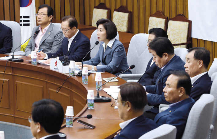 자유한국당 나경원 원내대표가 6일 국회에서 열린 원내대책회의에서 발언하고 있다. [연합]