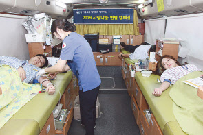 종근당 13개 계열사 임직원들이 참여한 사랑의 헌혈캠페인.
