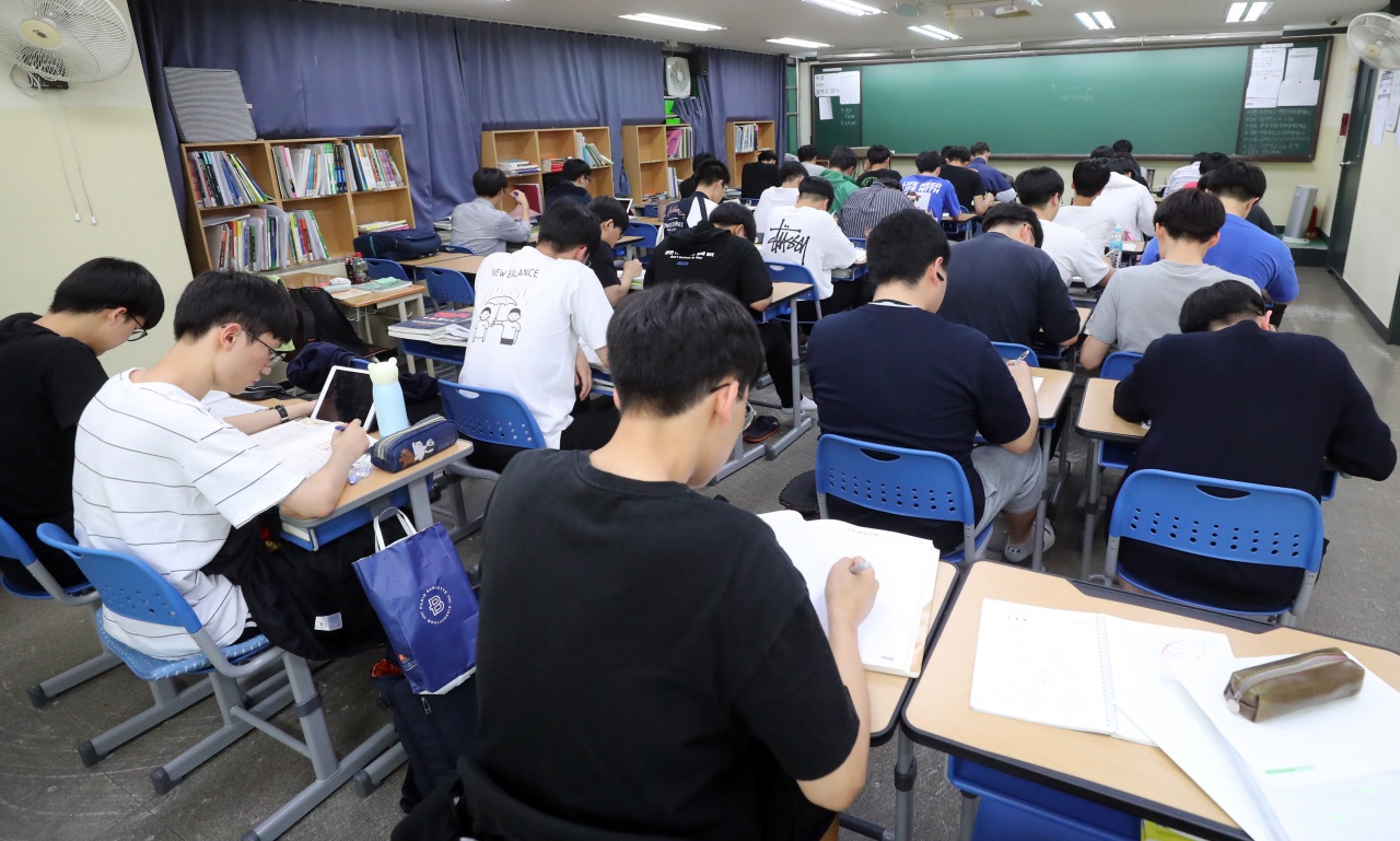 대학수학능력시험을 100여일 앞둔 지난 4일 서울 양천구 목동종로학원에서 공휴일임에도 수험생들이 학원에 나와 자습하고 있다. [연합]