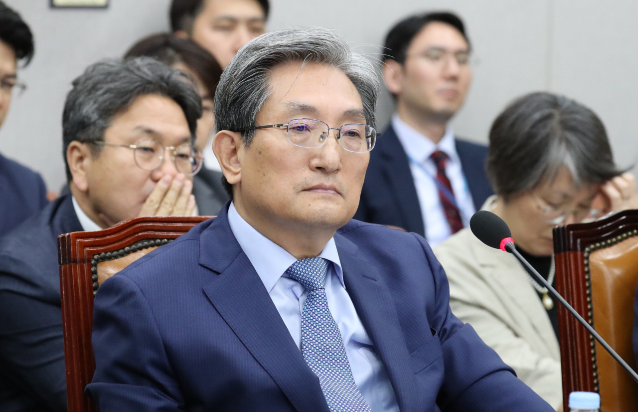 6일 국회에서 열린 운영위원회 전체회의에서 노영민 대통령 비서실장이 의원의 질의를 듣고 있다. [연합]