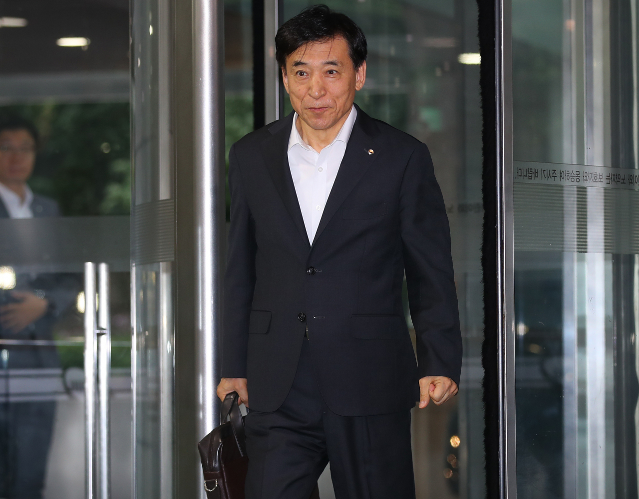 1일 오전 서울 중구 한국은행 본관으로 출근하는 이주열 한국은행 총재 [연합]