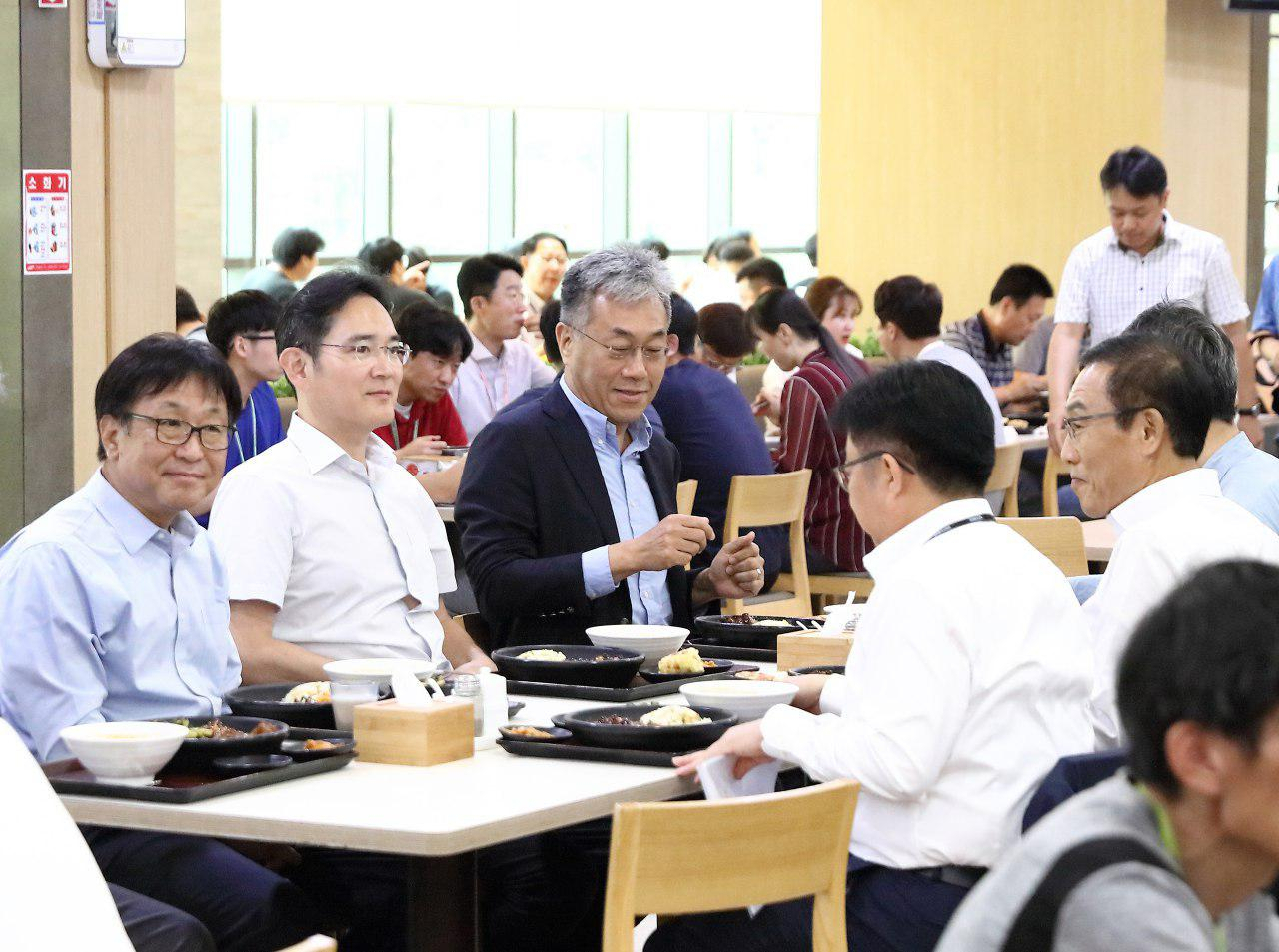 이재용 삼성전자 부회장이 6일 충남 아산 온양 캠퍼스 사내 식당에서 사장단과 점심식사를 하고 있다. [삼성전자 제공]