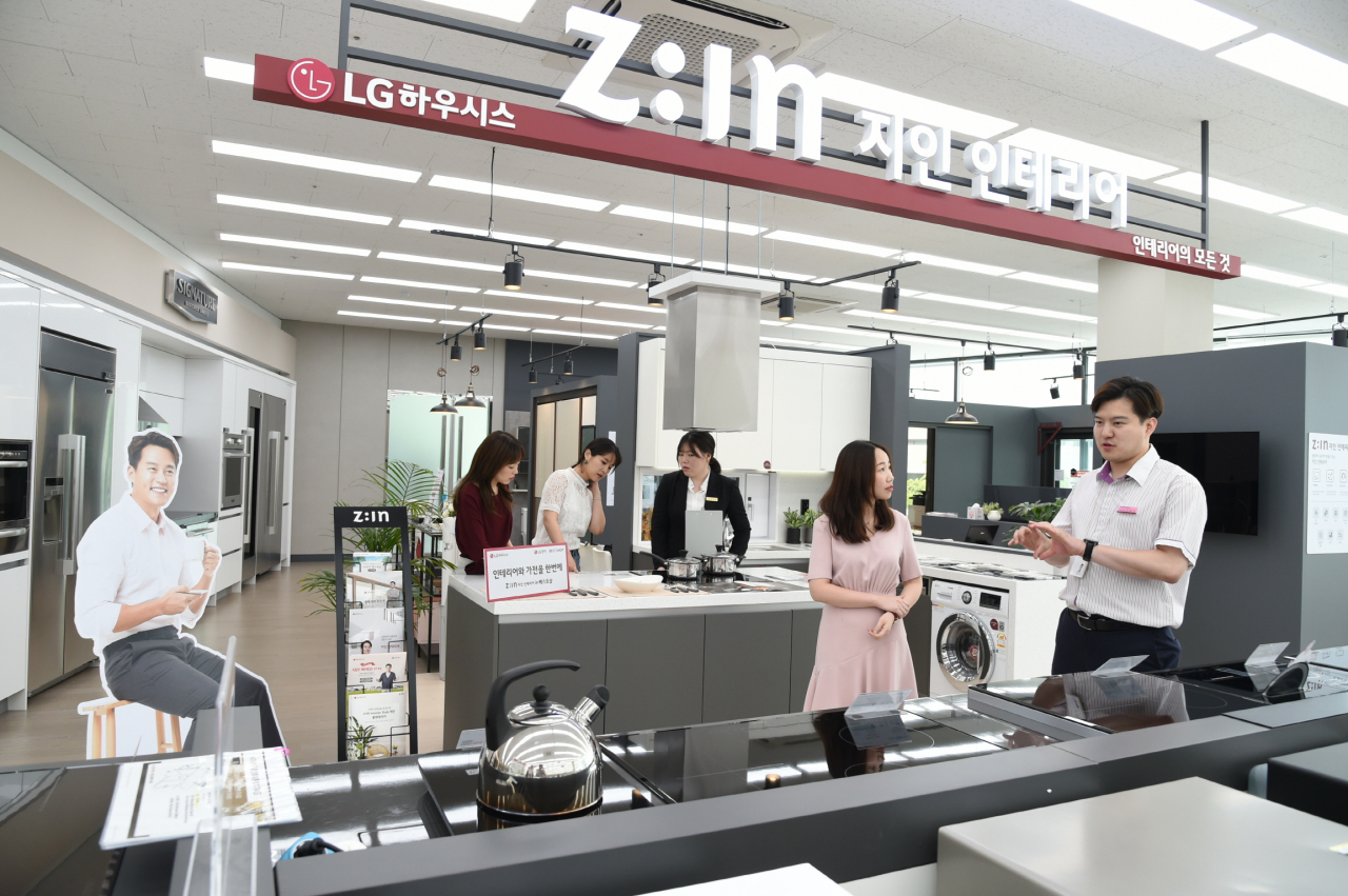LG전자 베스트샵 강서본점 안 LG하우시스 지인(Z:IN)매장에서 고객들이 인테리어와 가전 제품을 살펴보고 있다.