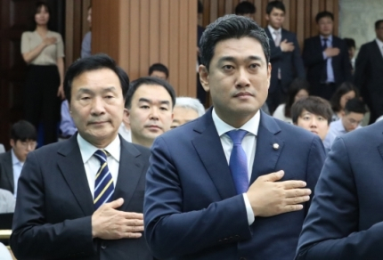 손학규 바른미래당 대표와 오신환 원내대표가 지난 6월4일 국회에서 열린 의원총회에서 국기에 경례하고 있다. [연합]