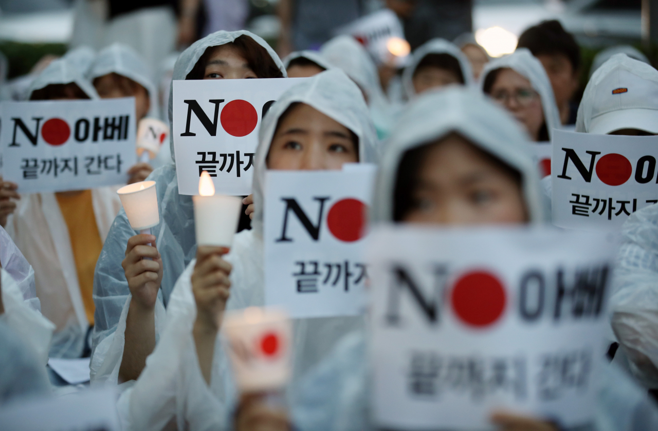 외교부는 6일 일본의 경제보복 조치에 대응해 해외안전여행 홈페이지 안전공지 게재, 추가 안전문자 발송, 그리고 여행경보 발령 등의 조치를 검토중이라고 밝혔다. [연합]