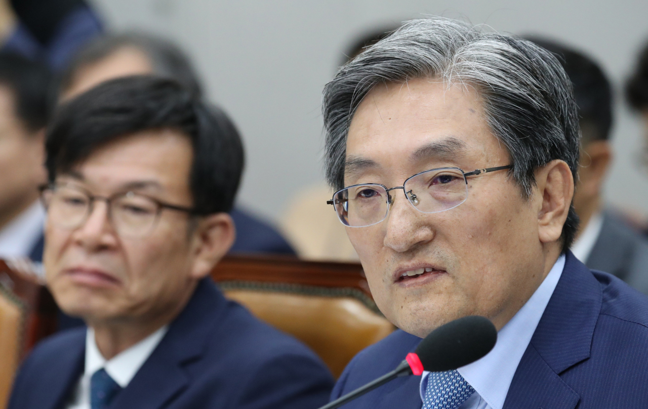 6일 국회에서 열린 운영위원회 전체회의에서 노영민 대통령 비서실장이 의원의 질의에 답변하고 있다. 연합뉴스