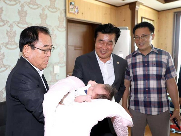 김준성 영광군수가 10남매의 딸로 태어난 여아를 안고 즐거워하고 있다. [영광군 제공]