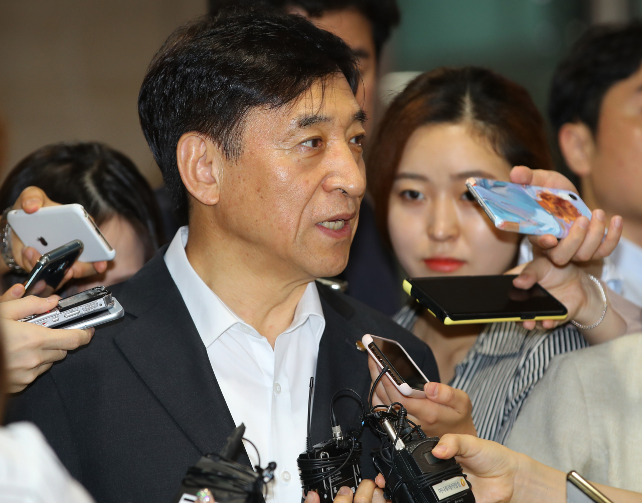 이주열 한국은행 총재가 1일 오전 서울 중구 한국은행 본관으로 출근하며 취재진의 질문에 답하고 있다. [연합뉴스 제공]