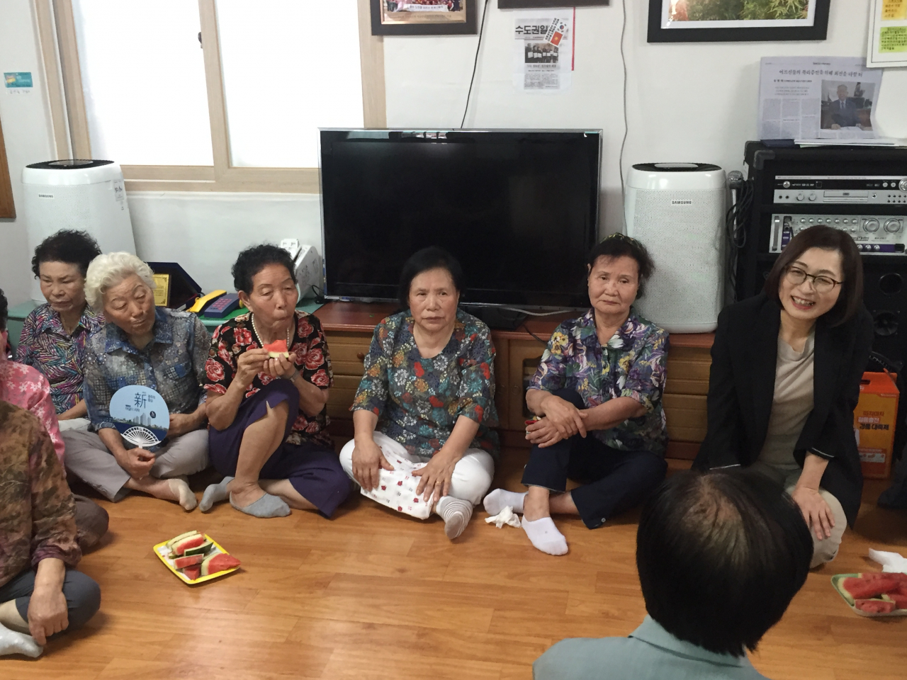 은수미 성남시장(오른쪽)이 경로당을 방문해 격려했다.[성남시 제공]