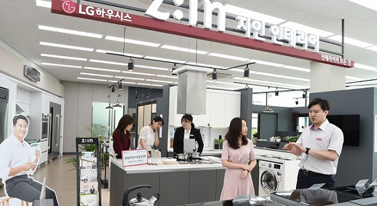 LG전자 베스트샵 강서본점 안 LG하우시스 지인(Z:IN)매장에서 고객들이 인테리어와 가전 제품을 살펴보고 있다. [LG하우시스 제공]