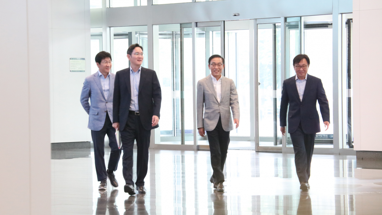 이재용(왼쪽 두번째) 삼성전자 부회장이 지난 6월1일 반도체 경영진과 글로벌 현안·전략회의를 주재하기 위해 회의장으로 이동하고 있다. [삼성전자 블라인드]