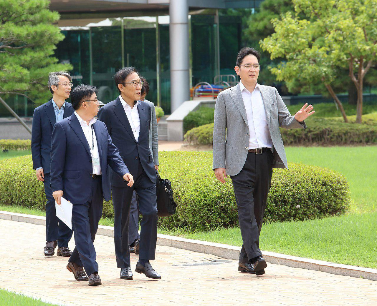 이재용 삼성전자 부회장(오른쪽)이 지난 6일 충남 온양과 천안 사업장을 잇따라 방문해 사업현황을 점검하고 일본의 경제보복 대응 방안을 논의했다. [삼성전자 제공]