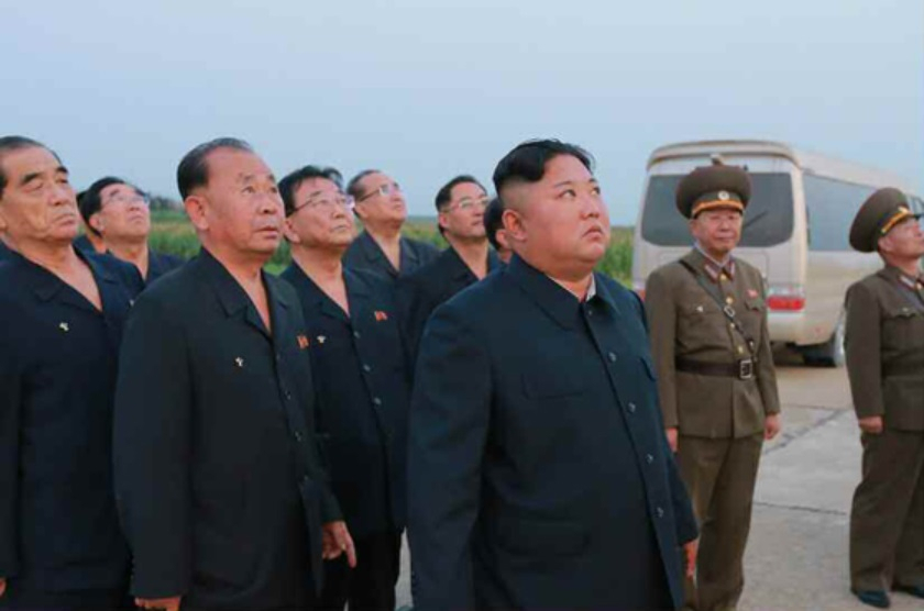 북한은 7일 김정은 국무위원장이 전날 참관한 가운데 서부작전비행장에서 신형전술유도탄 위력시위 발사를 했다고 밝혔다. 김 위원장은 신형전술유도탄이 발사된 직후 긴장된 표정을 감추지 못했으나 평양과 중부내륙 상공을 지나 동해상 목표를 타격하자 활짝 웃는 모습을 보였다. [노동신문 홈페이지 헤럴드DB]