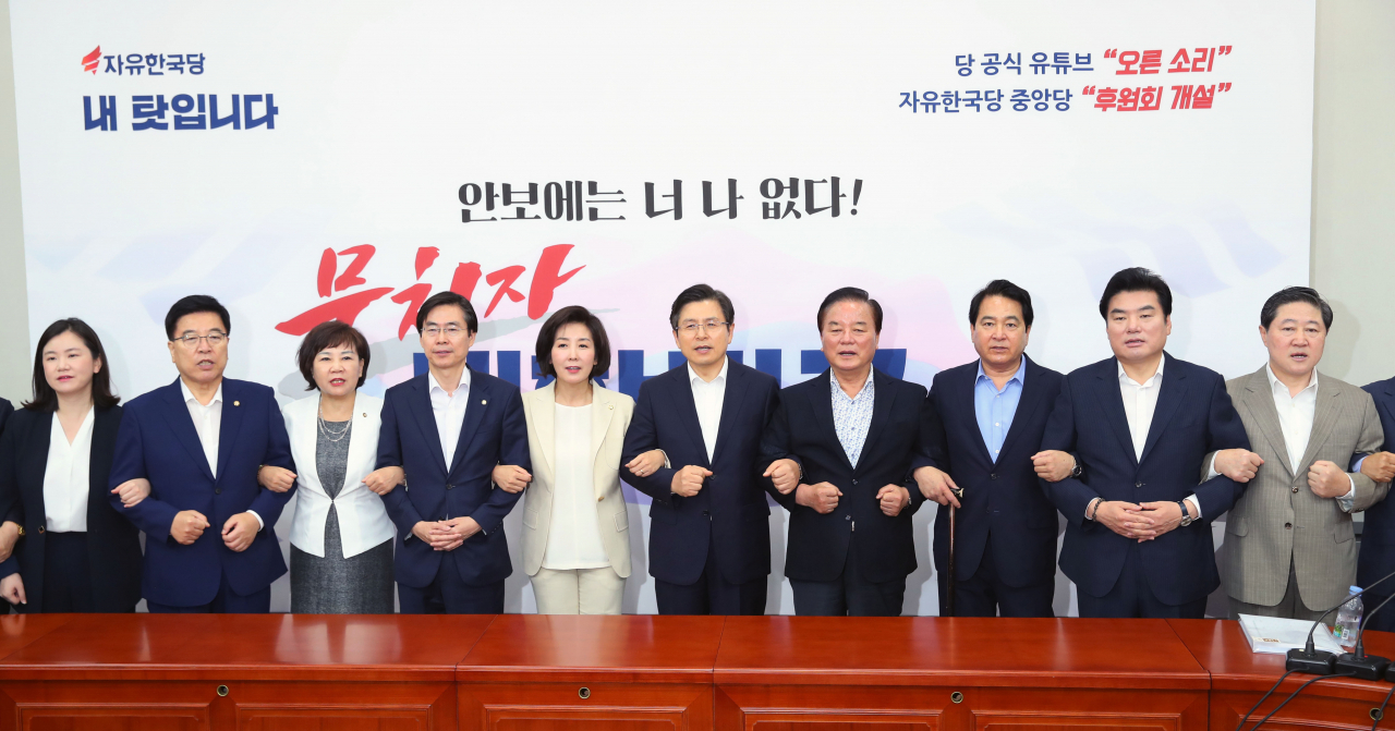 자유한국당 황교안 대표와 나경원 원내대표가 7일 여의도 국회에서 열린 당 대표 및 최고위원-중진의원 연석회의에 앞서 회의실 배경판 제막식 후 구호를 외치고 있다. [연합]