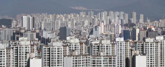 다음주 정부가 민간택지 분양가 상한제 발표를 앞두고 부동산 시장에 어떤 영향을 미칠 지 시장의 촉각이 곤두서 있다.[출처=연합뉴스]