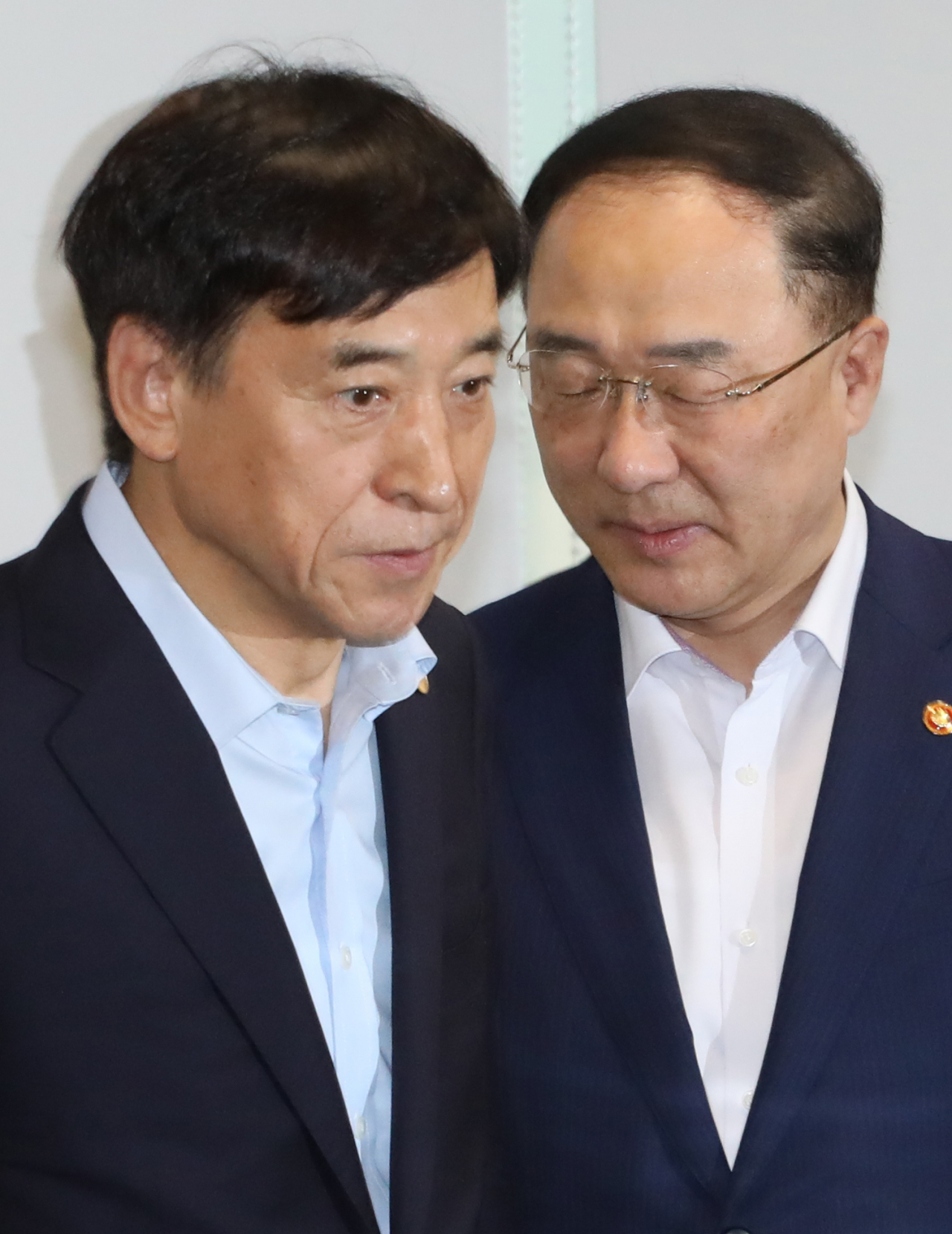 7일 오전 서울 중구 은행회관에서 열린 긴급 거시경제 금융회의에 참석한 홍남기(오른쪽) 경제부총리 겸 기획재정부 장관과 이주열 한국은행 총재 [연합]