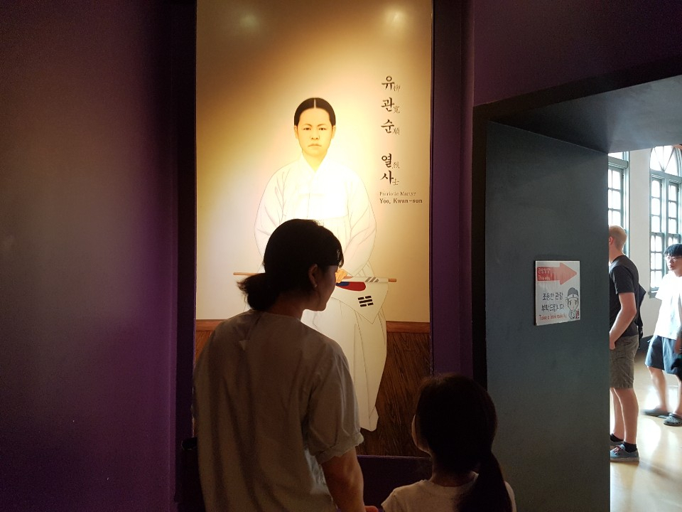 서대문형무소 전시관에서 아이와 함께 유관순 열사 그림을 보고 있는 한 시민의 모습. 정세희 기자/say@heraldcorp.com