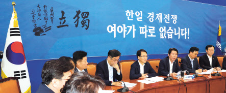 더불어민주당 이인영 원내대표가 6일 오전 국회 원내대표회의실에서 열린 원내대책회의-상임위간사단 연석회의에서 발언하고 있다. 이날 더불어민주당 원내대표회의실에는 ''한일 경제전쟁 여야가 따로 없습니다!'' 글귀가 적힌 회의장 배경막이 새로 걸렸다. [연합]