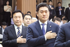 손학규 바른미래당 대표와 오신환 원내대표가 지난 6월4일 국회에서 열린 의원총회에서 국기에 경례하고 있다. [연합]