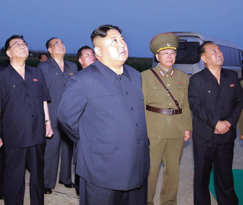 김정은 국무위원장이 지난 6일 새벽 신형전술유도탄 발사를 참관했다고 조선중앙통신이 7일 보도했다. [연합]