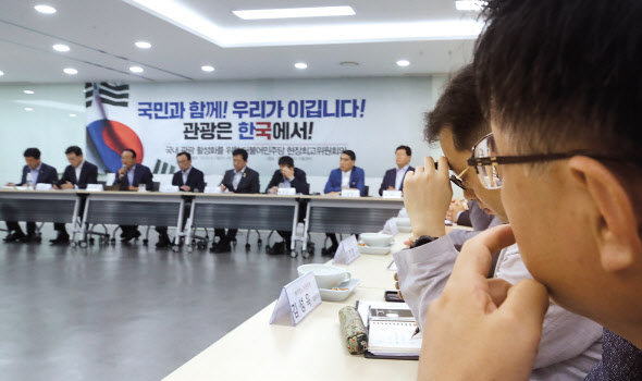 7일 오전 서울 중구 한국관광공사 서울센터에 열린 더불어민주당 현장 최고위원회의에서 여행업계 관계자들이 이해찬 대표 발언을 듣고 있다. [연합]
