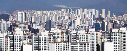 다음주 정부의 민간택지 분양가 상한제 발표를 앞두고 부동산 시장에 어떤 영향을 미칠 지 시장의 촉각이 곤두서 있다. [연합]