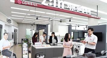 LG전자 베스트샵 강서본점 안 LG하우시스 지인(Z:IN)매장에서 고객들이 인테리어와 가전 제품을 살펴보고 있다. [LG하우시스 제공]