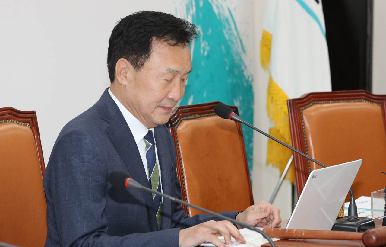 손학규 바른미래당 대표가 7일 오전 국회에서 열린 최고위원회의에서 회의 자료를 살펴보고 있다. [연합]