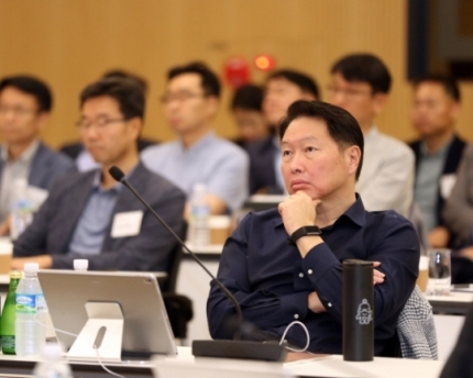 최태원 SK회장이 지난 6월 경기도 이천시 SKMS연구소에서 열린 2019확대경영회의에서 발표 내용을 듣고 있다. [SK그룹 제공]