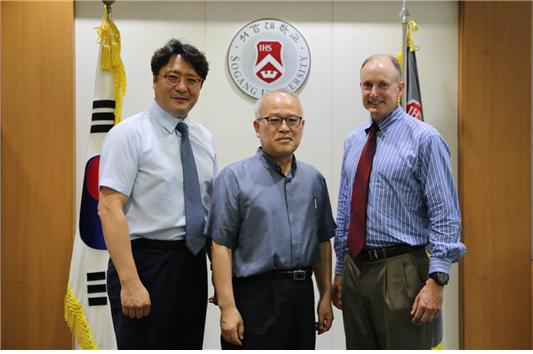 왼쪽부터 신관우 서강대 화학과 교수, 박종구 서강대 총장, 존 버포 미 육군사관학교 화학 및 생명과학과 학과장.