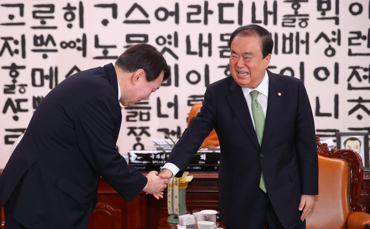 문희상 국회의장이 7일 여의도 국회 의장실에서 윤석열 검찰총장의 예방을 받고 악수하고 있다. [연합]